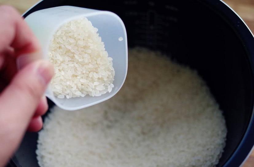 Đừng vo gạo rồi nấu ngay, cho thêm ít nguyên liệu này đảm bảo cơm mềm, thơm căng bóng-1