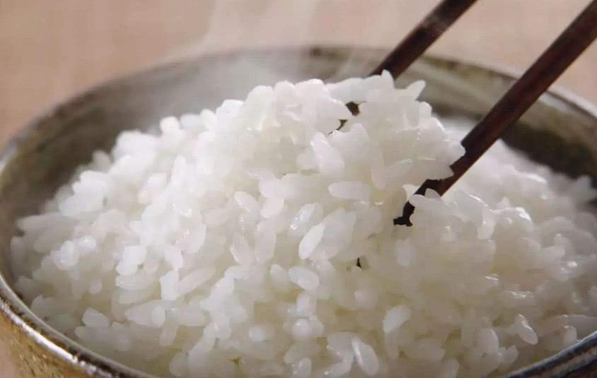 Đừng vo gạo rồi nấu ngay, cho thêm ít nguyên liệu này đảm bảo cơm mềm, thơm căng bóng-5