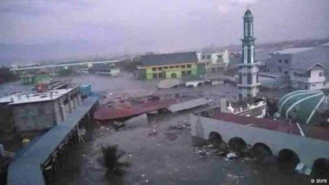 Indonesia: Sóng thần ập vào bất ngờ, hàng trăm người thương vong-1