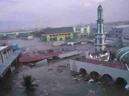 Indonesia: Sóng thần ập vào bất ngờ, hàng trăm người thương vong