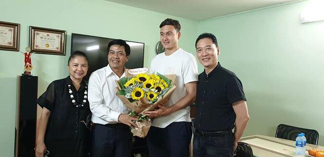 Chim công làng múa tiễn thủ môn Lâm Tây đi chuẩn bị Asian Cup-8