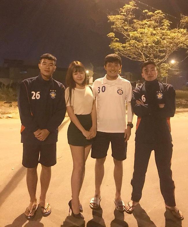 BẤT NGỜ KHÔNG: Trước khi yêu Lâm Tây, bạn gái hiện tại của anh chàng từng hẹn hò một thủ môn kém 6 tuổi-9