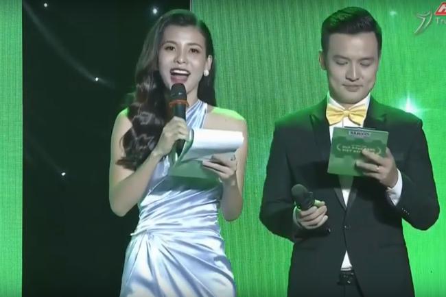 Nữ MC bị chỉ trích kém duyên vì liên tục làm dàn cầu thủ sượng mặt tại Quả Bóng Vàng 2018 hóa ra là bạn gái cũ Mr Cần Trô-1