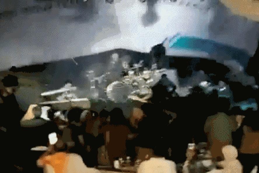 Sóng thần Indonesia ập tới cuốn phăng ban nhạc đang biểu diễn-1