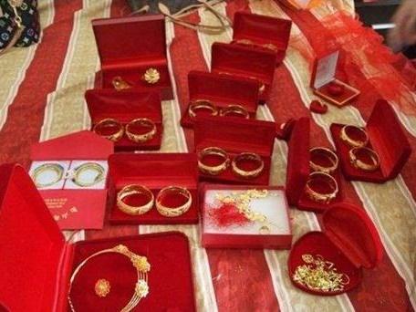 Cô vợ kể chuyện nửa đêm phải dọn bãi chiến trường của người chồng say xỉn, dân mạng bức xúc hơn nữa khi biết lí do-2