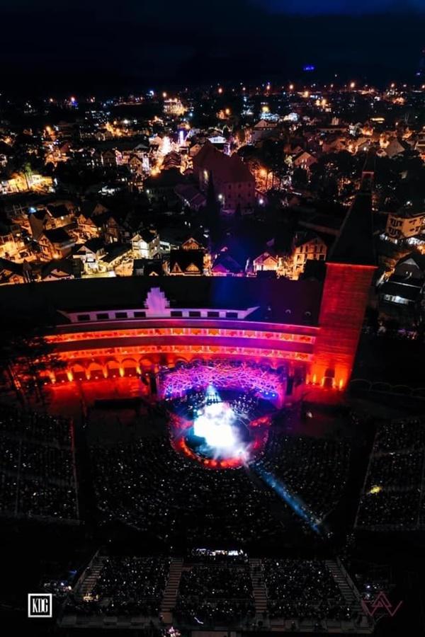 Khán giả xếp hàng, đội ô giữa trời mưa lạnh để được nghe Hà Anh Tuấn kể chuyện tình-2