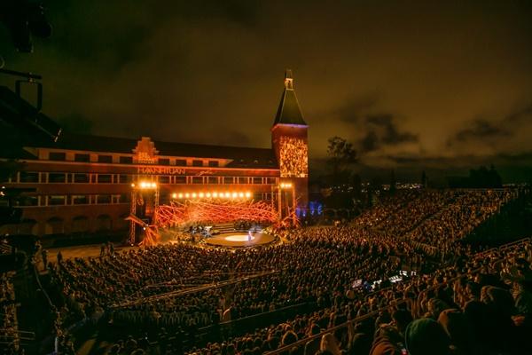 Khán giả xếp hàng, đội ô giữa trời mưa lạnh để được nghe Hà Anh Tuấn kể chuyện tình-1