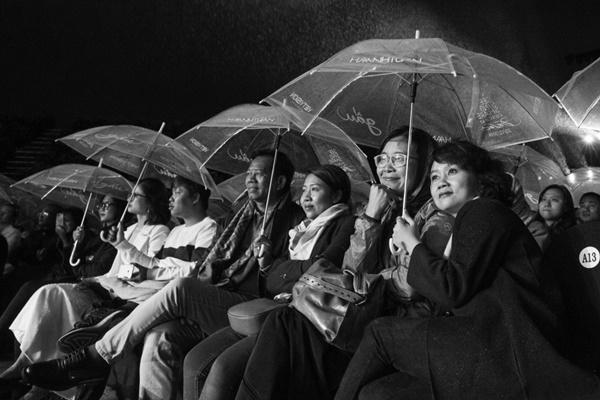 Khán giả xếp hàng, đội ô giữa trời mưa lạnh để được nghe Hà Anh Tuấn kể chuyện tình-4