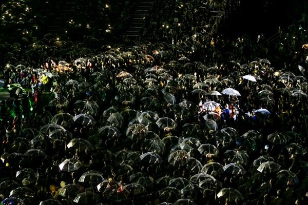 Khán giả xếp hàng, đội ô giữa trời mưa lạnh để được nghe Hà Anh Tuấn kể chuyện tình-3