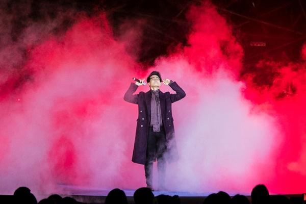 Khán giả xếp hàng, đội ô giữa trời mưa lạnh để được nghe Hà Anh Tuấn kể chuyện tình-9