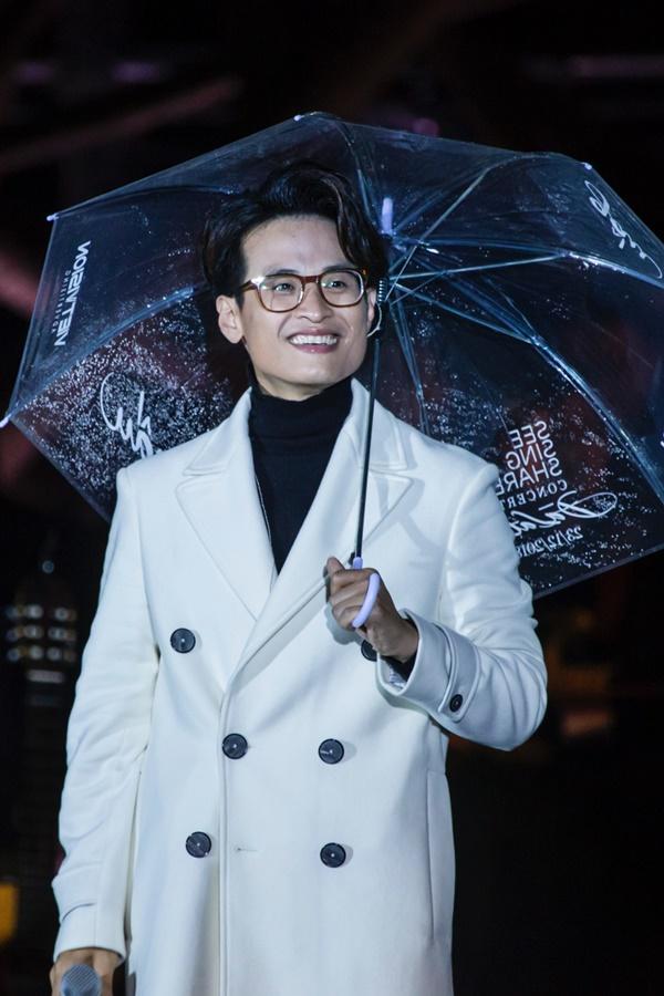 Khán giả xếp hàng, đội ô giữa trời mưa lạnh để được nghe Hà Anh Tuấn kể chuyện tình-14