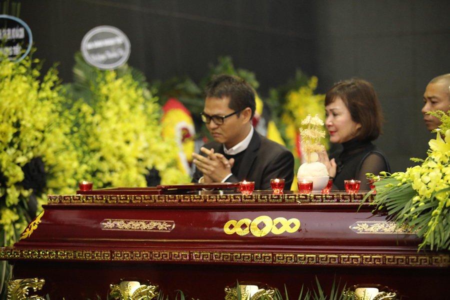 NSND Trung Hiếu tới tiễn biệt người anh trong nghề mà anh rất kính nể.