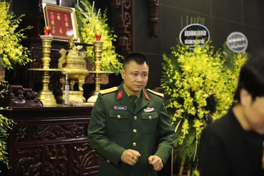 NSND Tự Long cũng có mặt tiễn biệt NSND Anh Tú về cõi vĩnh hằng.