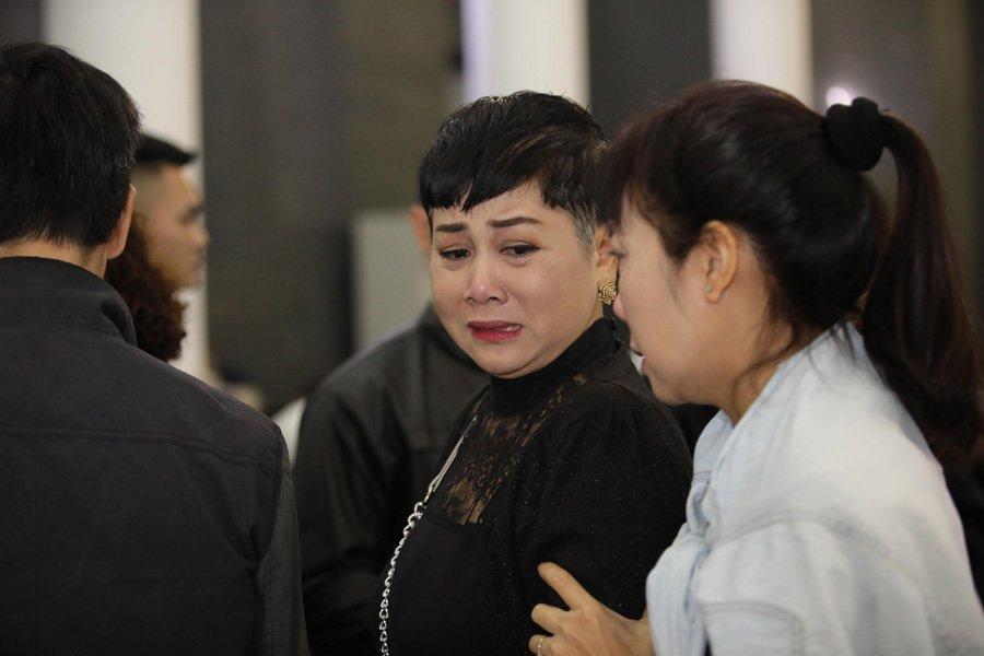 “Mấy ngày nay, tôi thường ngồi một xó để khóc, thương Tú vô cùng, trách Tú giờ cũng muộn nhưng tại sao lại không để ý đến sức khoẻ của mình như thế. Còn nhớ lúc tôi có biến cố lớn, định sang nước ngoài định cư, Tú nghèo lắm, mà không hiểu sao kiếm đâu được cái khoá nhỏ xíu bằng vàng Tây để tặng tôi. Tú bảo, đi đâu thì tôi cũng phải nhớ về Tú, về những người bạn ở Việt Nam. Tú là người tỉ mỉ và tinh tế. Tú đã sống một cuộc đời: đời thật – nghệ thật. Tú ra đi thanh thản, tôi tin điều đó”, NSƯT Minh Hằng chia sẻ.