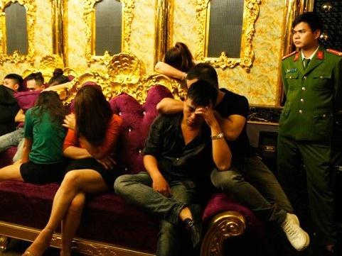 Đình chỉ cô giáo Hà Nội bắt học sinh quỳ trước lớp-3