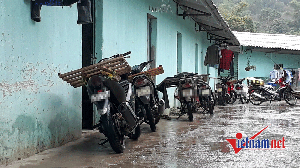 Đời cửu vạn vùng biên: Cảnh khó tin về giường hạnh phúc trong phòng trọ tập thể-1