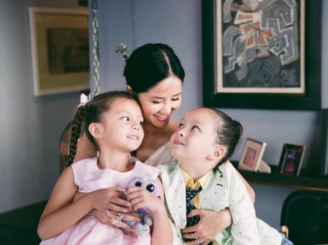 Diva Hồng Nhung: Dù mặc áo giáp nào, tôi cũng sẽ bị xuyên thủng khi biến cố chạm tới 2 con-2