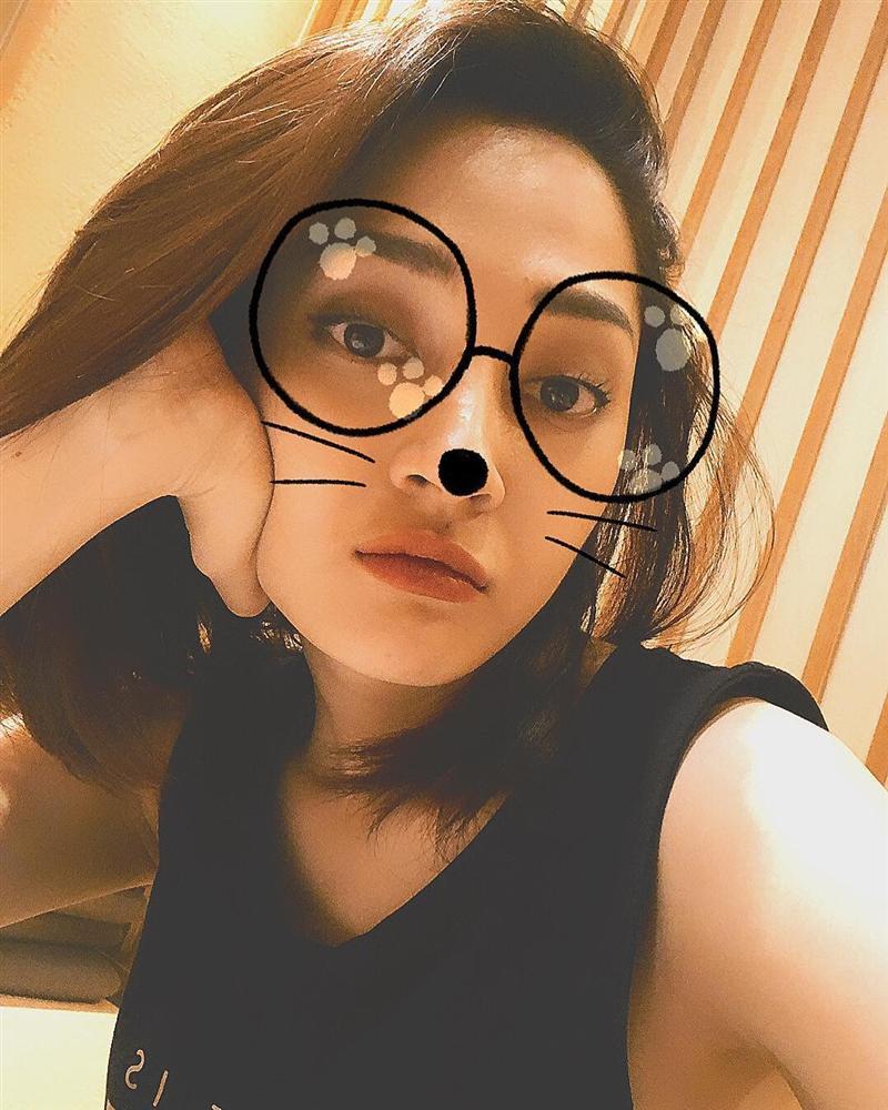 Gái 2 con Tăng Thanh Hà xuống phố chất phát ngất với tông đen huyền bí-2