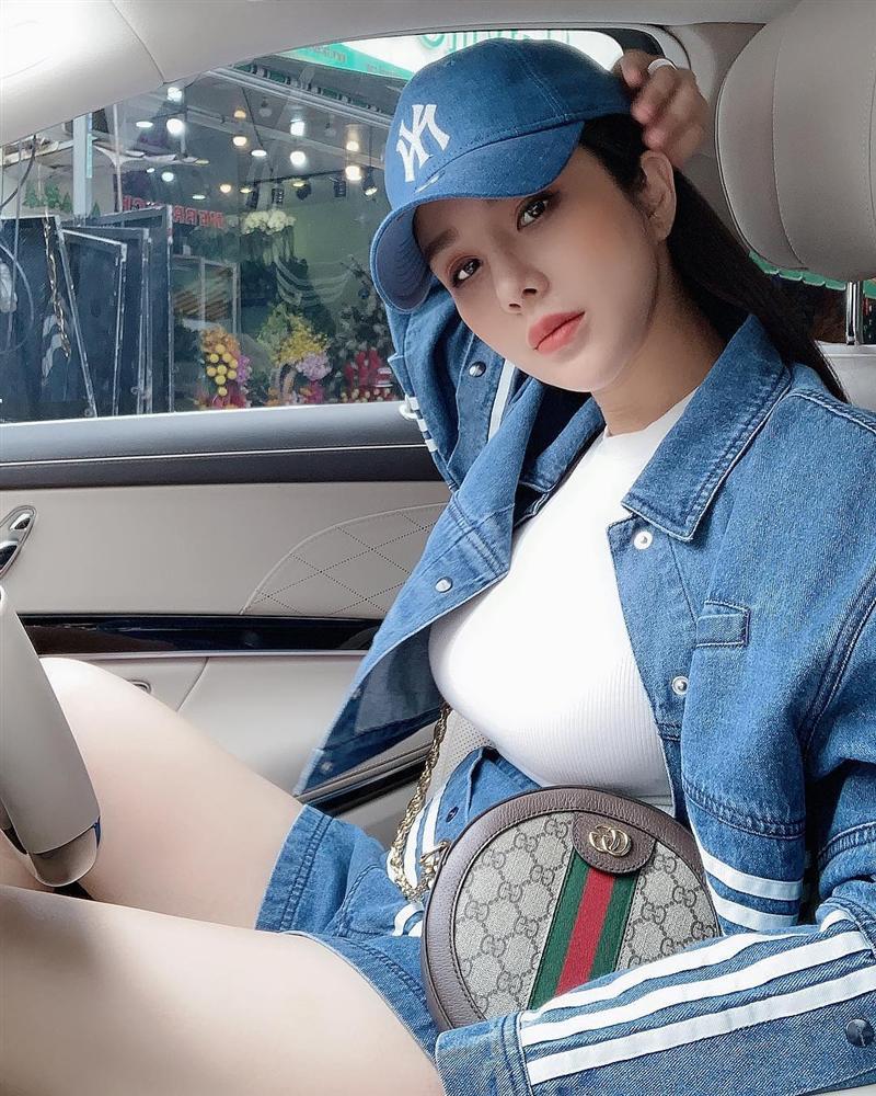 Gái 2 con Tăng Thanh Hà xuống phố chất phát ngất với tông đen huyền bí-3