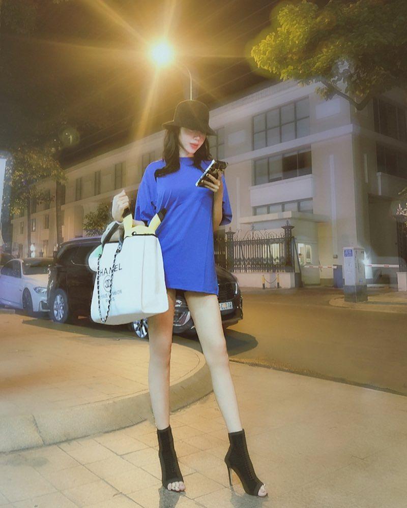 Gái 2 con Tăng Thanh Hà xuống phố chất phát ngất với tông đen huyền bí-4