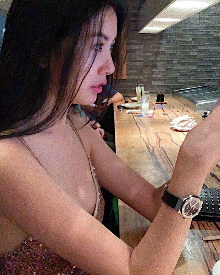 Gái 2 con Tăng Thanh Hà xuống phố chất phát ngất với tông đen huyền bí-9