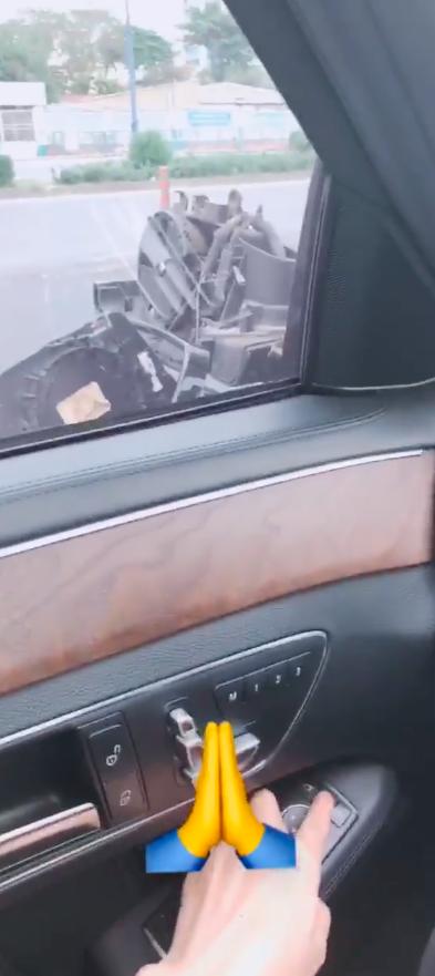 Ô tô nát gương sau va chạm với xe bus, chị em Nam Anh - Nam Em vẫn hớn hở vì của đi thay người-1