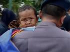 Bé trai Indonesia sống sót sau 12 tiếng bị chôn vùi vì sóng thần