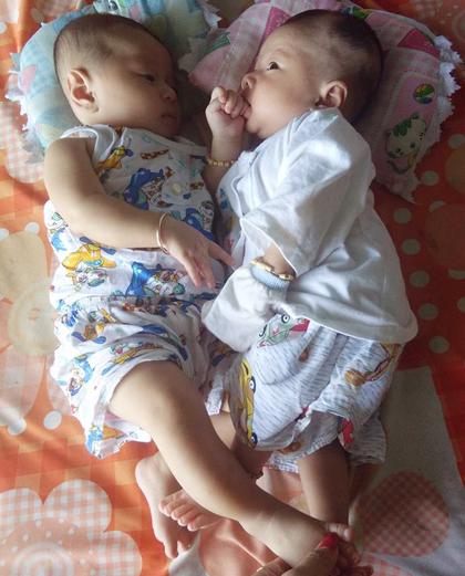 Bất ngờ ngoại hình giống như hai giọt nước của 2 bé trai - con cặp anh em song sinh lấy chị em sinh đôi ở Cà Mau-4