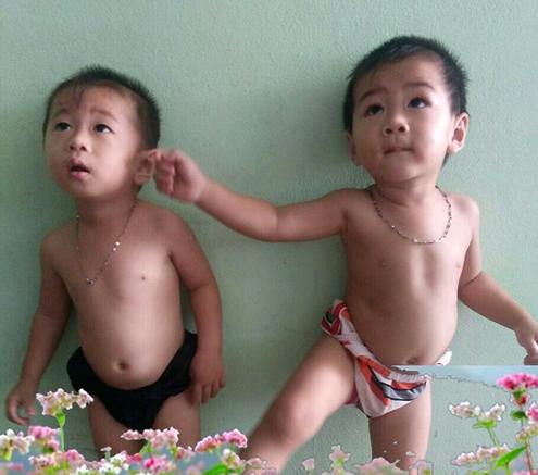 Bất ngờ ngoại hình giống như hai giọt nước của 2 bé trai - con cặp anh em song sinh lấy chị em sinh đôi ở Cà Mau-6
