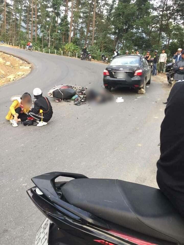 Đổ dốc ở Tam Đảo, xe máy chở đôi phượt thủ lao vào ô tô-1