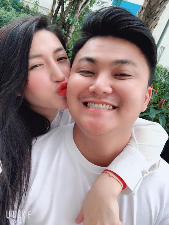 Đẳng cấp hotgirl phải như Vân Navy: Hết sắm tài sản tiền tỉ cho bố mẹ và chị gái lại tặng quà khủng chồng sắp cưới-2