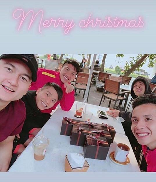 Giáng sinh muôn màu của các cầu thủ: Lâm Tây đẹp trai nhất hội, Đức Chinh lại vui vẻ cùng bạn mới-9
