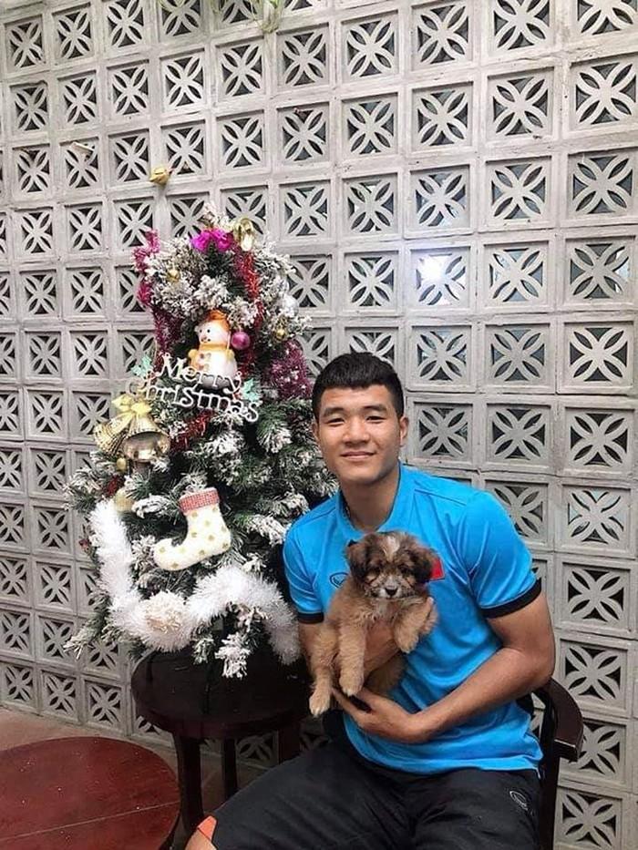 Giáng sinh muôn màu của các cầu thủ: Lâm Tây đẹp trai nhất hội, Đức Chinh lại vui vẻ cùng bạn mới-5