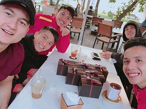 Giáng sinh muôn màu của các cầu thủ: Lâm Tây đẹp trai nhất hội, Đức Chinh lại vui vẻ cùng 'bạn mới'