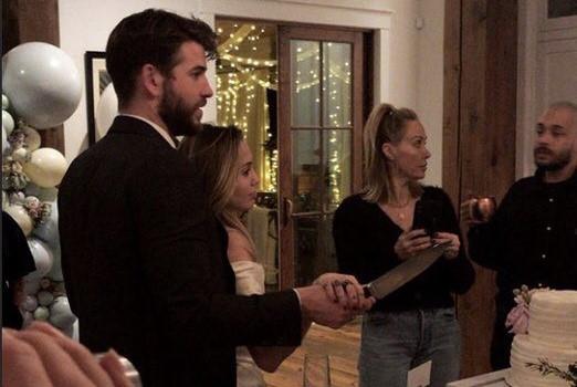 Miley Cyrus và Liam Hemsworth cưới bí mật tại nhà riêng?-1