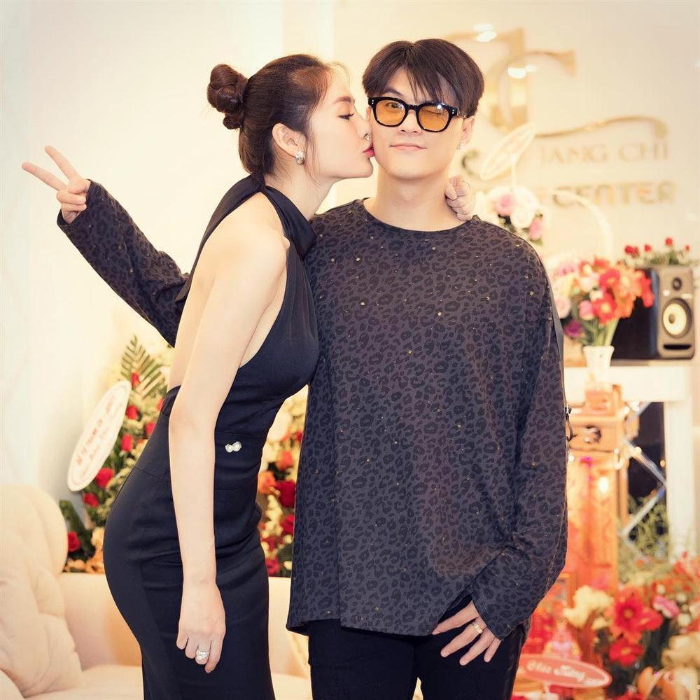 Sao Việt đón Giáng sinh: Người sánh đôi tình tứ, kẻ lẻ bóng khung hình-7