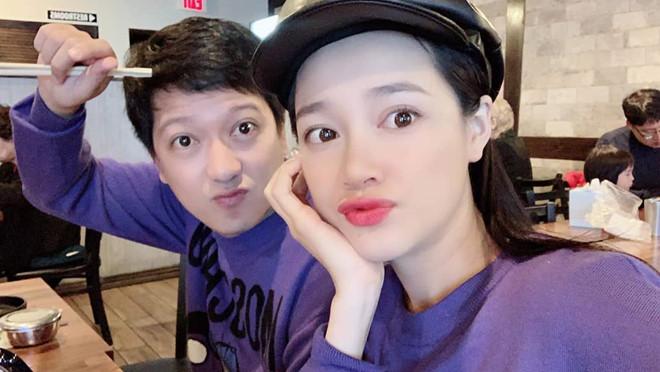 Sao Việt đón Giáng sinh: Người sánh đôi tình tứ, kẻ lẻ bóng khung hình-1