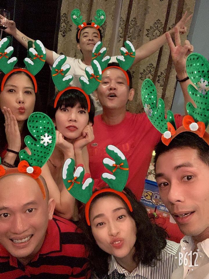 Sao Việt đón Giáng sinh: Người sánh đôi tình tứ, kẻ lẻ bóng khung hình-17