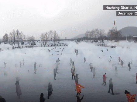 Khoảnh khắc kỳ diệu hàng nghìn người đồng loạt hất nước nóng lên trời để tạo băng