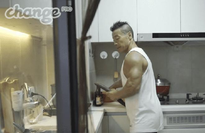 Ông lão 69 tuổi ở Trung Quốc gây sốt vì cường tráng như trai 30-4