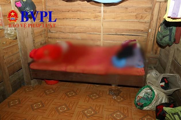 Bé trai hơn 10 tháng tuổi bị người mẹ lấy gối đè tử vong-1