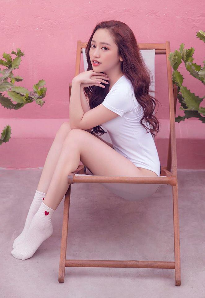 Tung ảnh gợi cảm đón Giáng sinh, Thúy Vi bị soi photoshop bóp méo sự thật-1