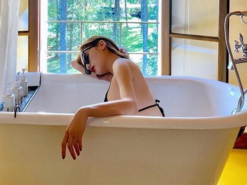 Hương Tràm bán nude, in chữ lên cơ thể kể lại thời gian từng sống với thuốc kháng sinh-5