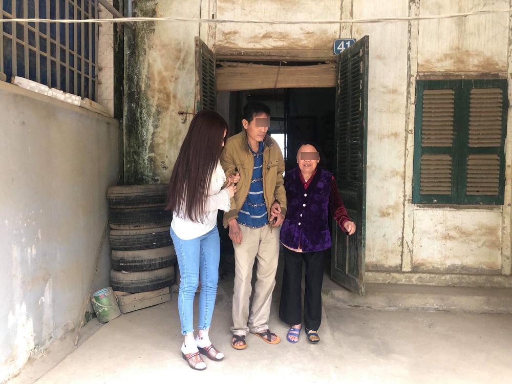 Sau màn thanh minh không bán dâm trên truyền hình, Thư Dung lại gây xôn xao với hình ảnh nhà xập xệ, bố bệnh tật-6