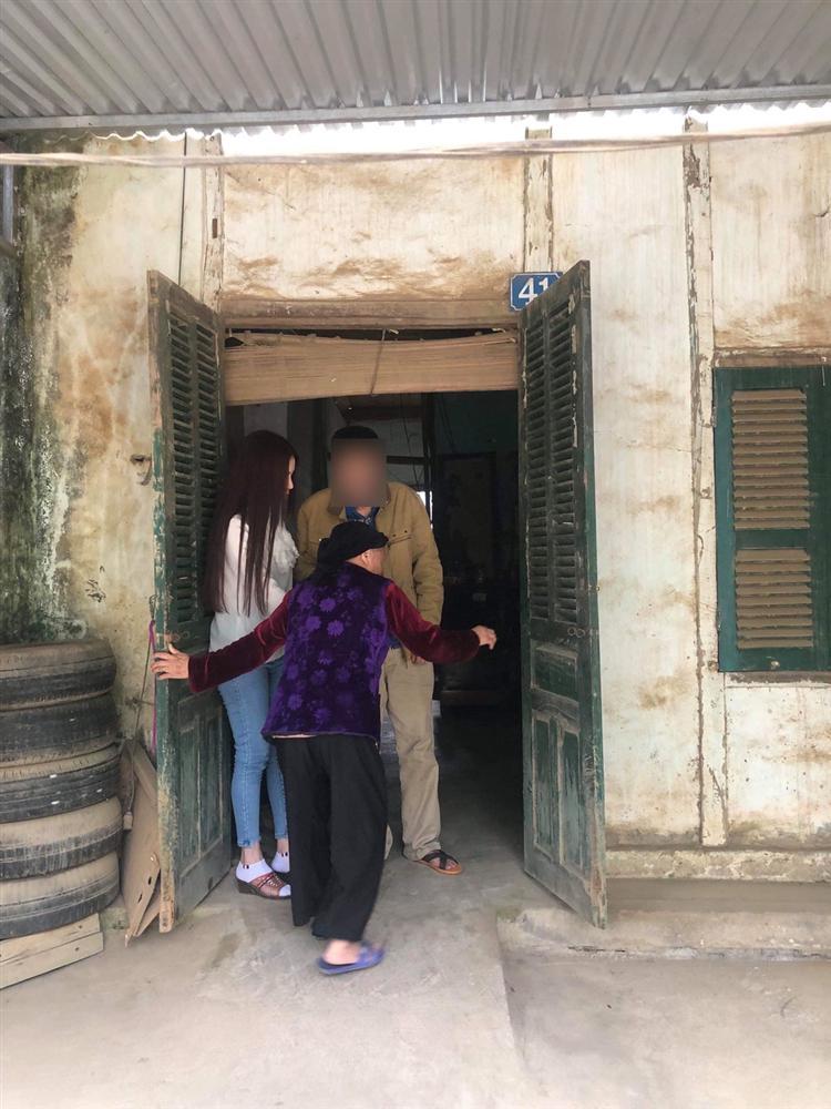 Sau màn thanh minh không bán dâm trên truyền hình, Thư Dung lại gây xôn xao với hình ảnh nhà xập xệ, bố bệnh tật-4