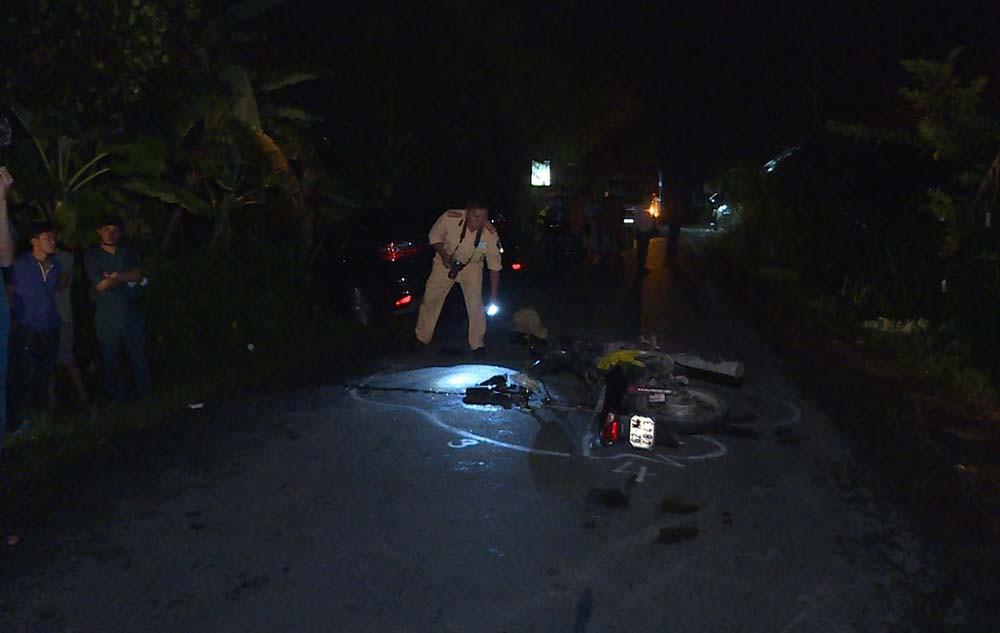 Người đi xe máy bị hất lên... nóc xe Camry-1