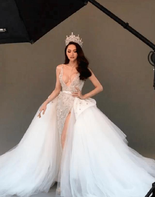 Trước khi hết nhiệm kì, Hoa hậu chuyển giới Hương Giang liên tục khiến ai nấy giật mình vì vòng 1 quá khác biệt-7