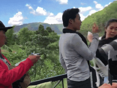 Loạt khoảnh khắc lầy lội khác xa trên phim của Hương và Tường trong Gạo nếp gạo tẻ-2