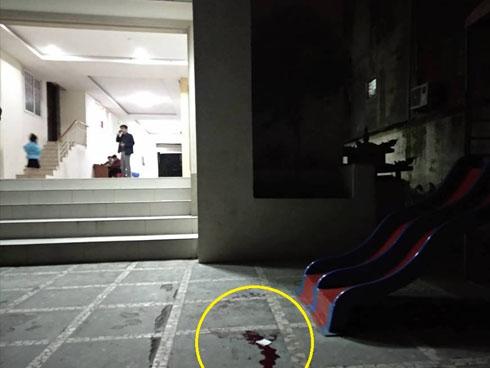 Vữa bê tông rơi từ chung cư xuống, bé trai 3 tuổi thiệt mạng