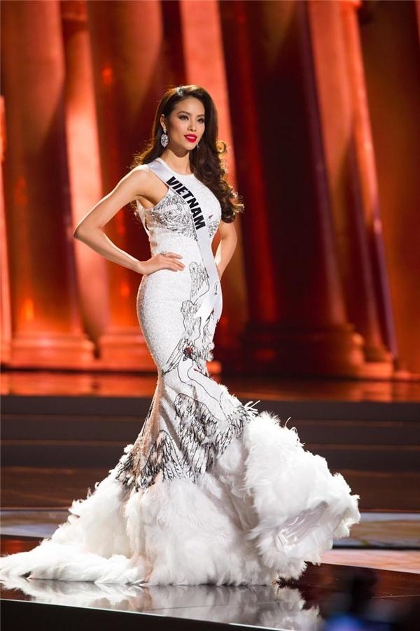 Xuất hiện 2 bản sao nét căng khiến khán giả cứ ngỡ Phạm Hương đi thi Miss Universe 3 lần-2